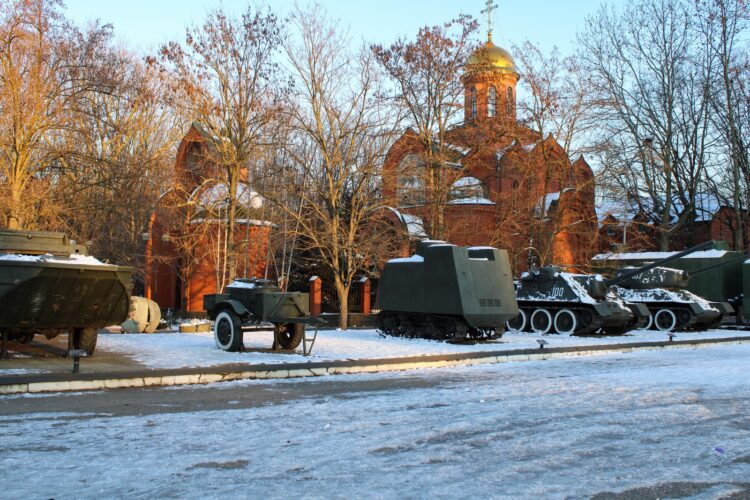 Cerkev že ves čas povezana z vojsko in ubijanjem